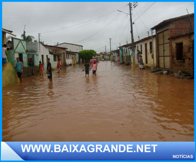 Água da chuva invade ruas de Baixa Grande